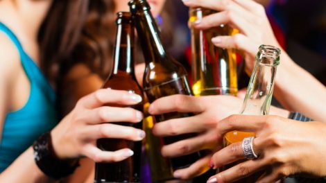 Infobae - Previas, boliches y fiestas de egresados: hay consenso entre los expertos en recomendar alcohol cero hasta los 18