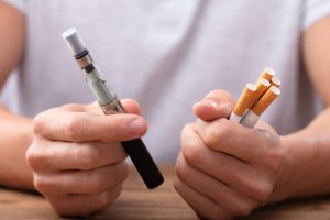 El fumar y vapear aumentan los riesgos con el covid